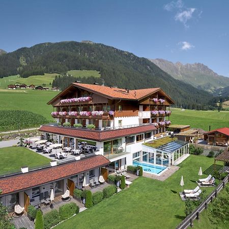 Vitalpina Hotel Magdalenahof Santa Maddalena in Casies Buitenkant foto