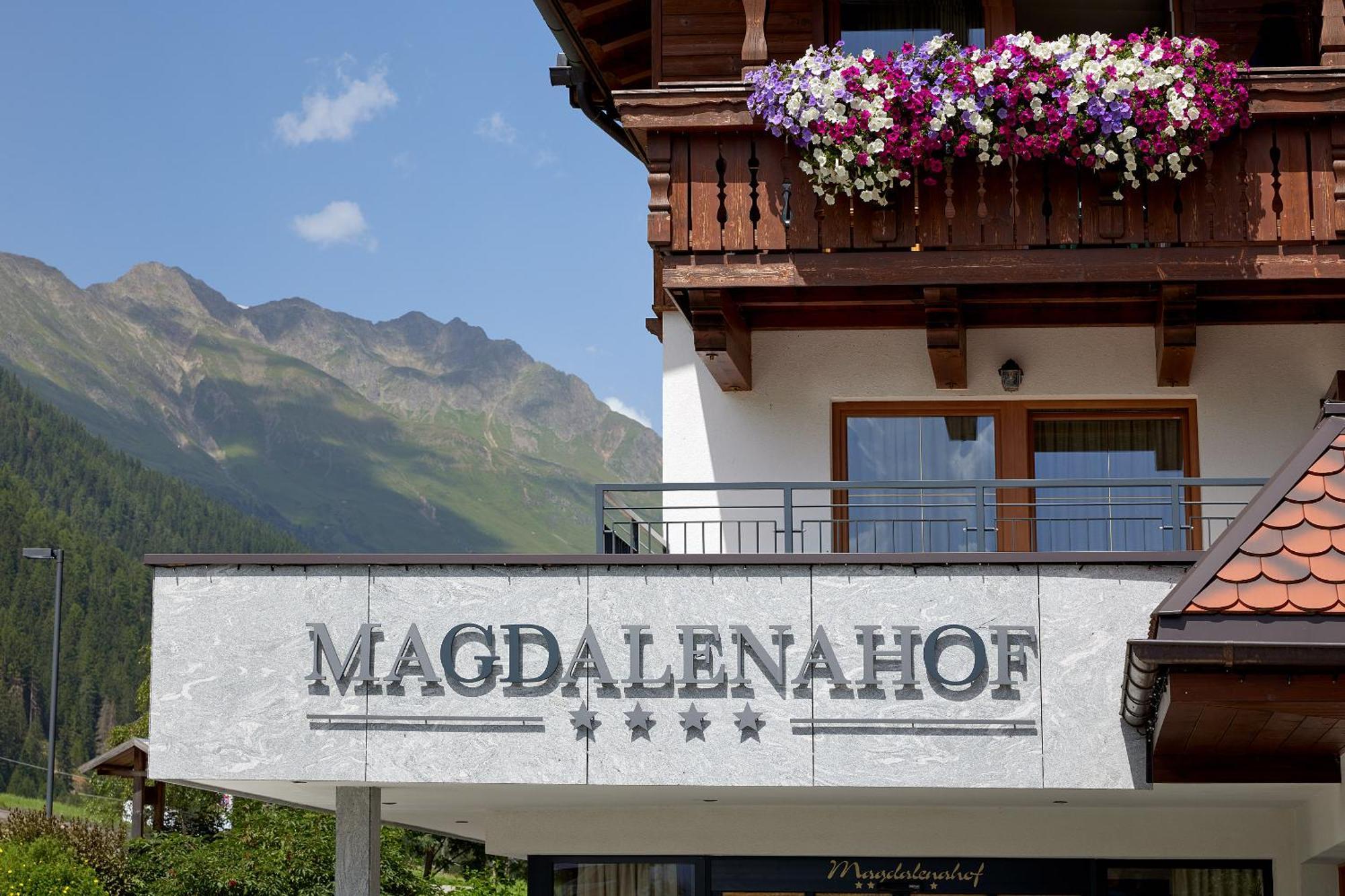 Vitalpina Hotel Magdalenahof Santa Maddalena in Casies Buitenkant foto